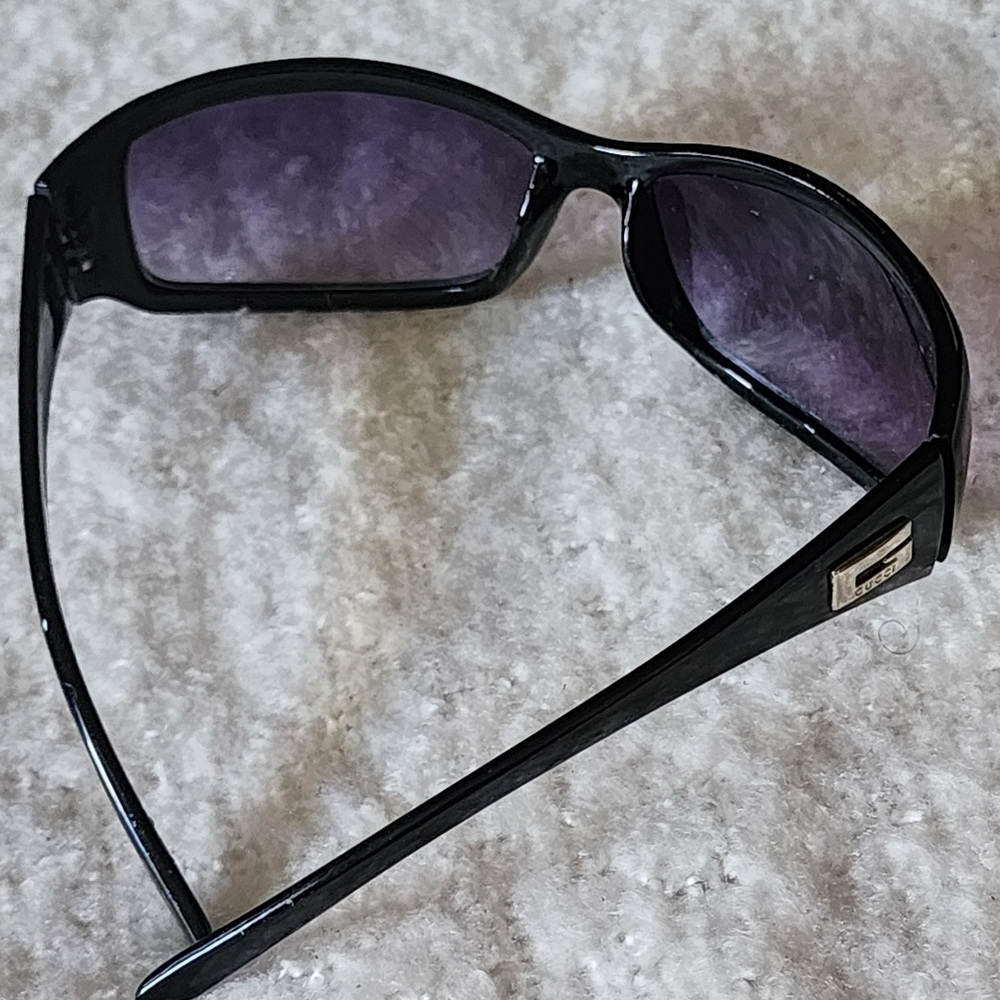 Vintage 90s Gucci rectangular sunglasses color black with gold embellishment - Picture 3 of 9